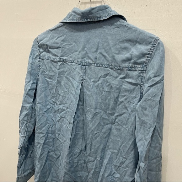 BeachLunchLounge Harlow Denim Shirt Medium Wash Frayed Trim Size Small - Picture 11 of 13